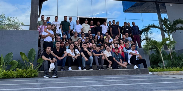 Gran foto de grupo del equipo de Aceros del Oriente posando frente a la moderna fachada de la sede corporativa.